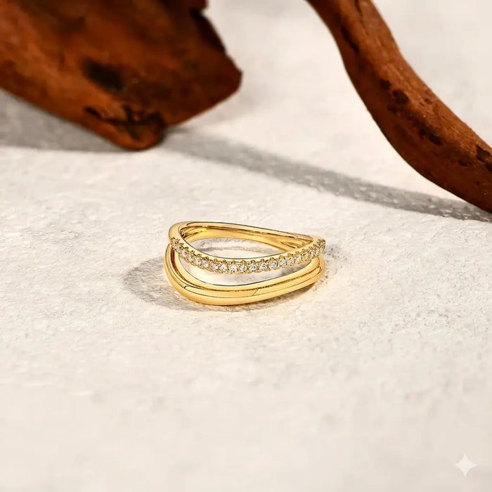 Silver wavy band ring with D-color VVS1 moissanite stone