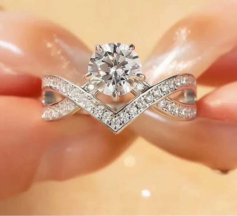 Moissanite Fashion Ring – Platinum-Plated Sparkle for Women SF